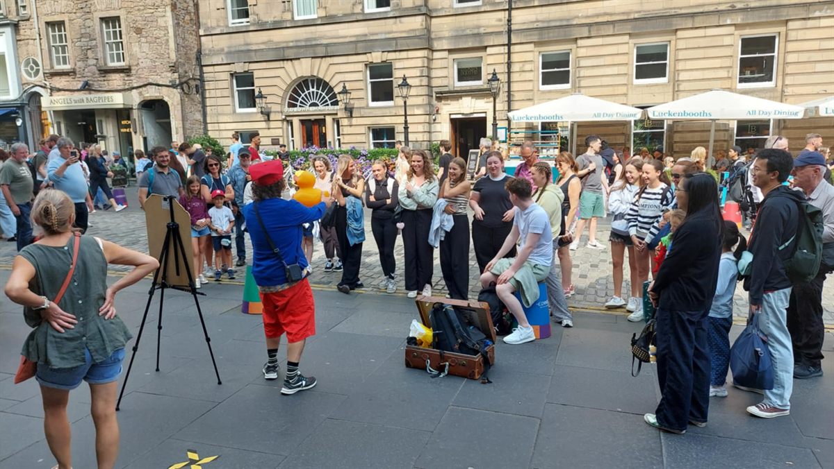 A full circle of audience on the Royal Mile
